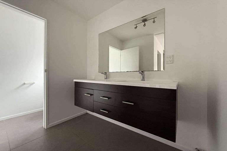 Photo of property in 27 Rembrandt Avenue, Tawa, Wellington, 5028