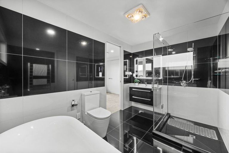 Photo of property in 4b Hilton Close, Fairview Heights, Auckland, 0632