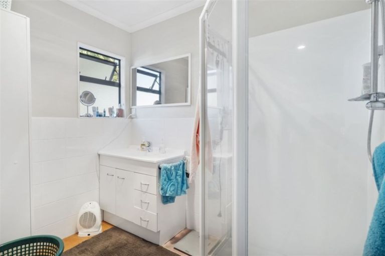 Photo of property in 20 Ward Crescent, Te Atatu Peninsula, Auckland, 0610