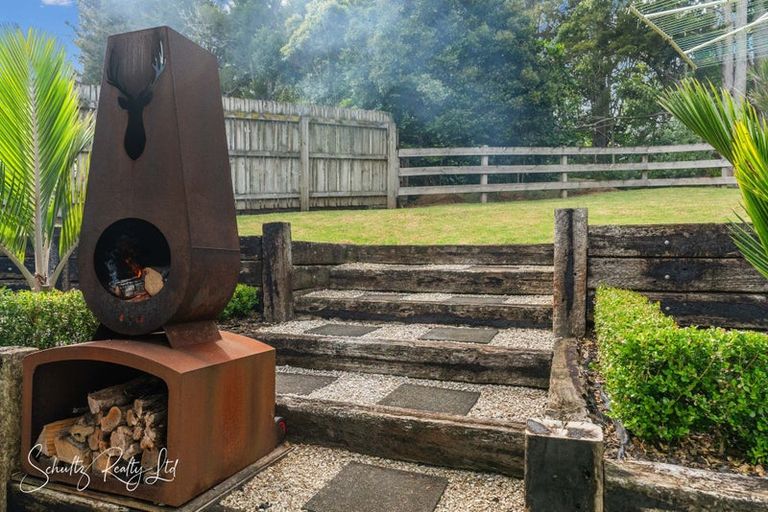 Photo of property in 16 Whaka Street, Maungaturoto, 0520