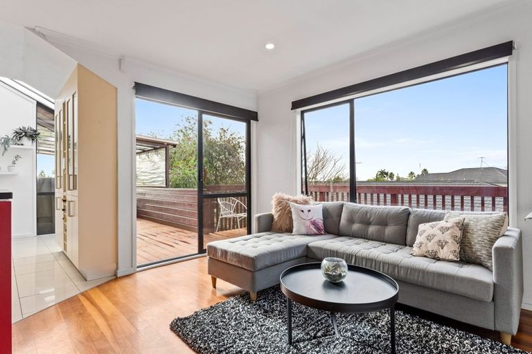 Photo of property in 10 Ballini Rise, West Harbour, Auckland, 0618