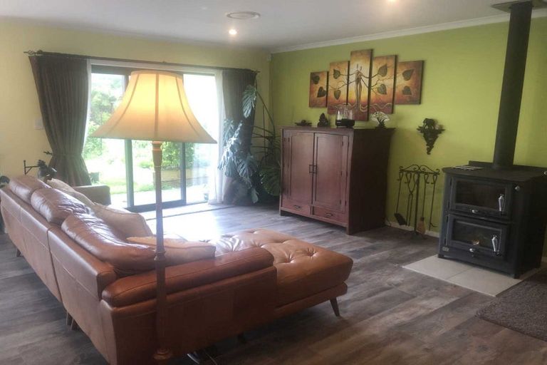 Photo of property in 2 Te Ara Karoiroa Road, Hurford, New Plymouth, 4374