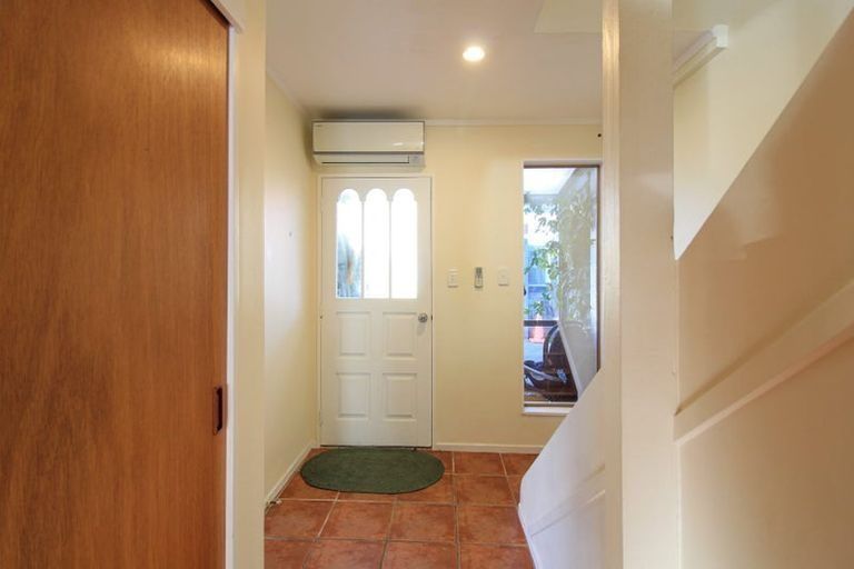 Photo of property in 4/30 Lyall Parade, Lyall Bay, Wellington, 6022