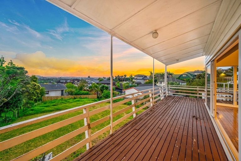 Photo of property in 105 Bradbury Road, Botany Downs, Auckland, 2010