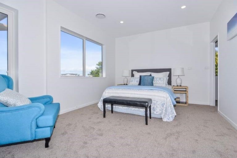 Photo of property in 32 Ngahere Views, Orewa, 0931