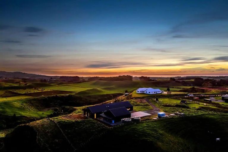 Photo of property in 7 Te Ara Karoiroa Road, Hurford, New Plymouth, 4374