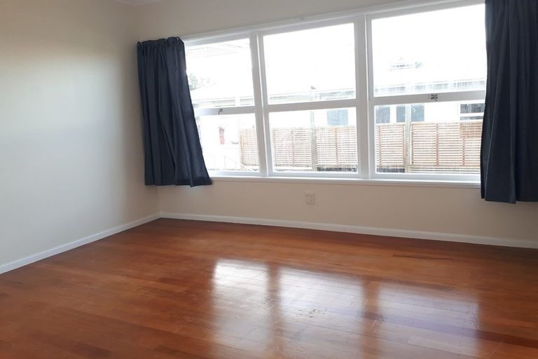 Photo of property in 1/34 Ocean View Road, Northcote, Auckland, 0627