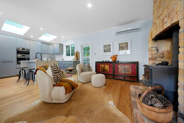 Photo of property in 36 Queen Street, Northcote Point, Auckland, 0627