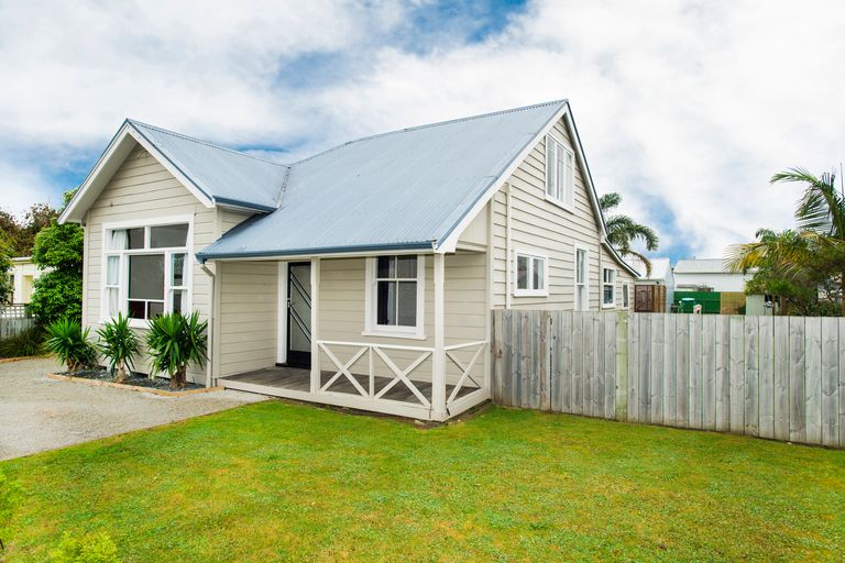 Photo of property in 27 Disraeli Street, Gisborne, 4010