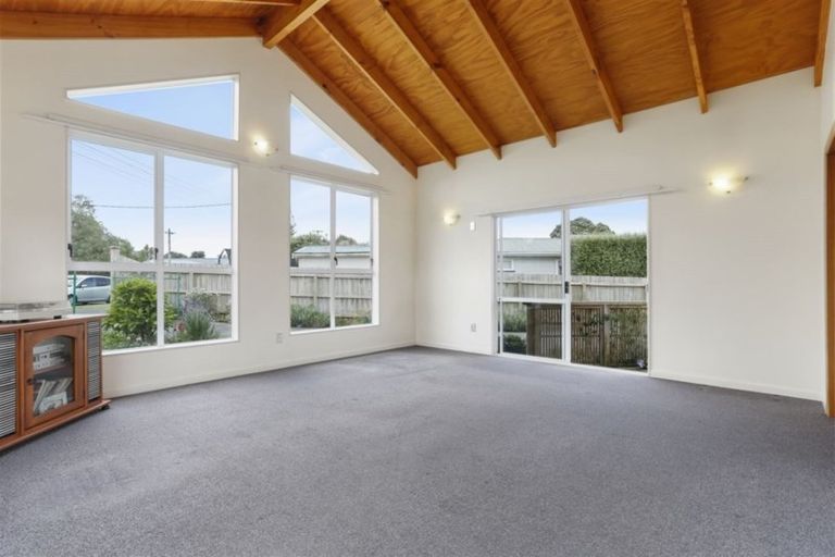 Photo of property in 10 Waione Avenue, Te Atatu Peninsula, Auckland, 0610