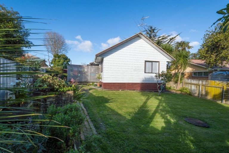 Photo of property in 1/17 Orchid Place, Te Atatu South, Auckland, 0610
