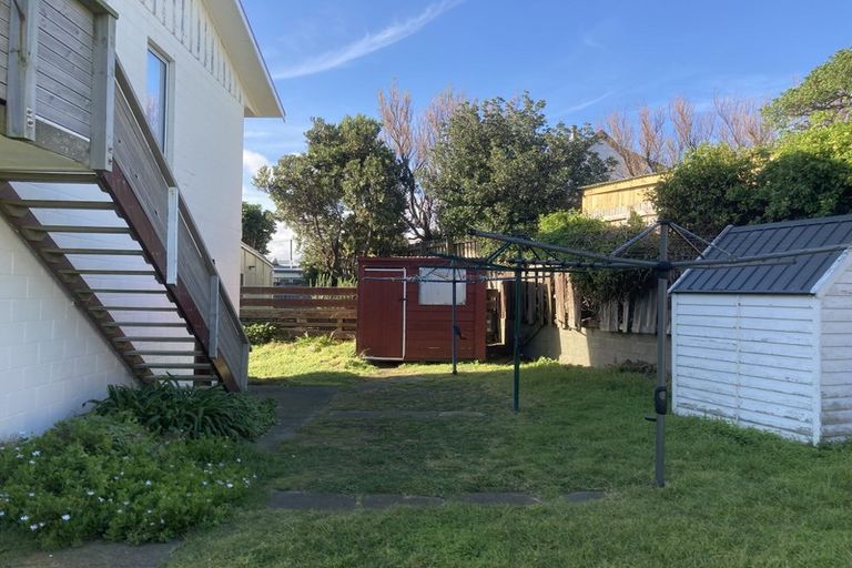 Photo of property in 2/105 Apu Crescent, Lyall Bay, Wellington, 6022