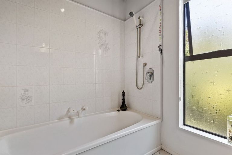 Photo of property in 12 Da Vinci Place, West Harbour, Auckland, 0618