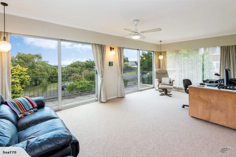 Photo of property in 15 Ellesmere Crescent, Pakuranga Heights, Auckland, 2010