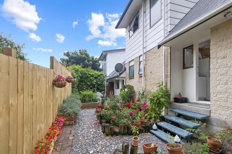 Photo of property in 2/35 Moore Street, Hillcrest, Auckland, 0627