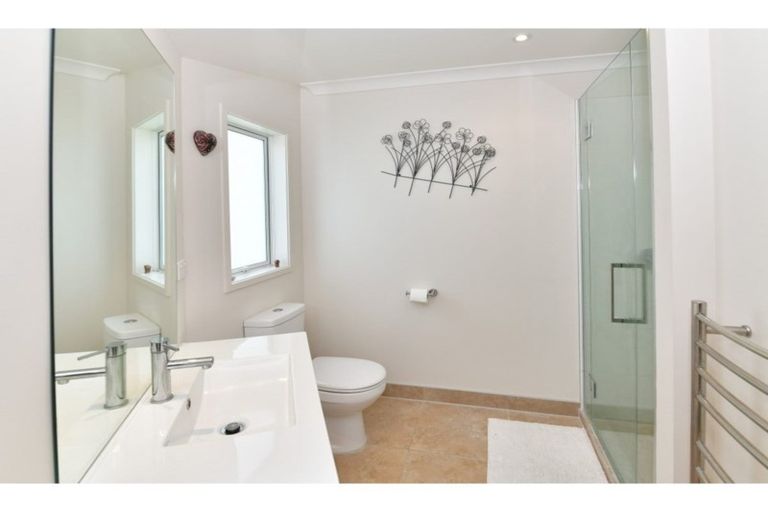 Photo of property in 33 Savoy Road, Orewa, 0931