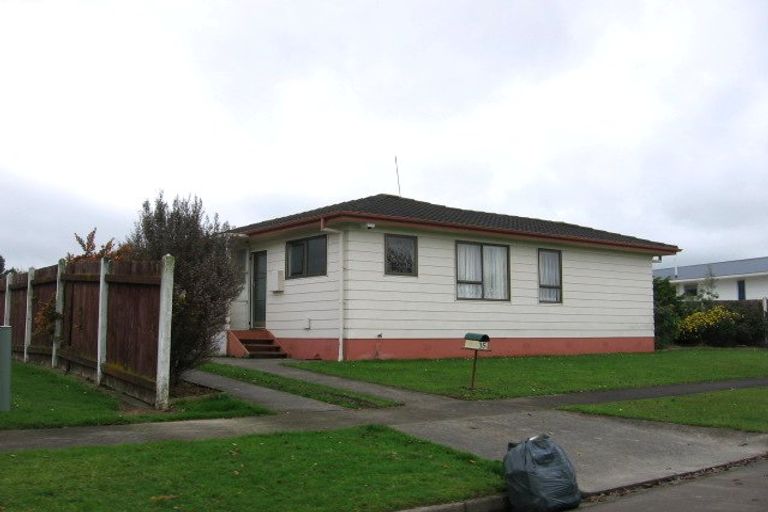 Photo of property in 15 Cumberland Place, Kelvin Grove, Palmerston North, 4414