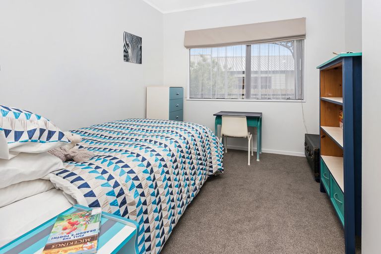 Photo of property in 25 Gosford Drive, Botany Downs, Auckland, 2010