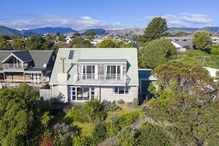 Photo of property in 16 Queens Road, Waikanae Beach, Waikanae, 5036
