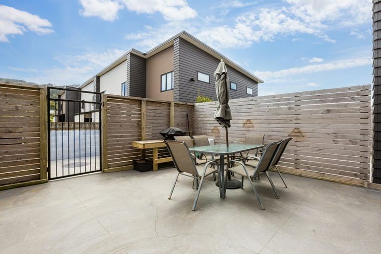 Photo of property in 7/9 Surrey Street, Tawa, Wellington, 5028