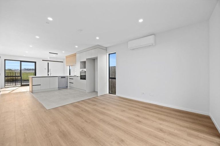 Photo of property in 8 Harikoa Way, Karaka, 2113