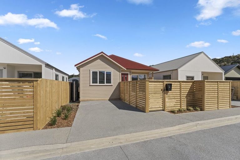 Photo of property in 4/5 Westminster Road, Wainuiomata, Lower Hutt, 5014