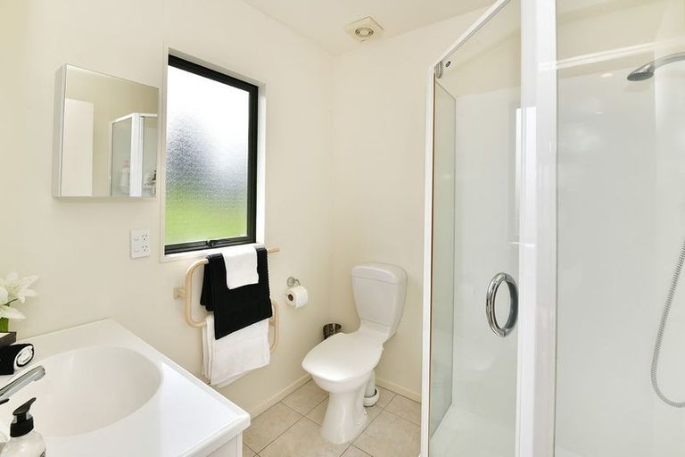 Photo of property in 13b Sunnydale Place, Oteha, Auckland, 0632