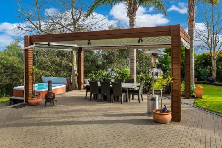 Photo of property in 28 Oakford Park Crescent, Greenhithe, Auckland, 0632