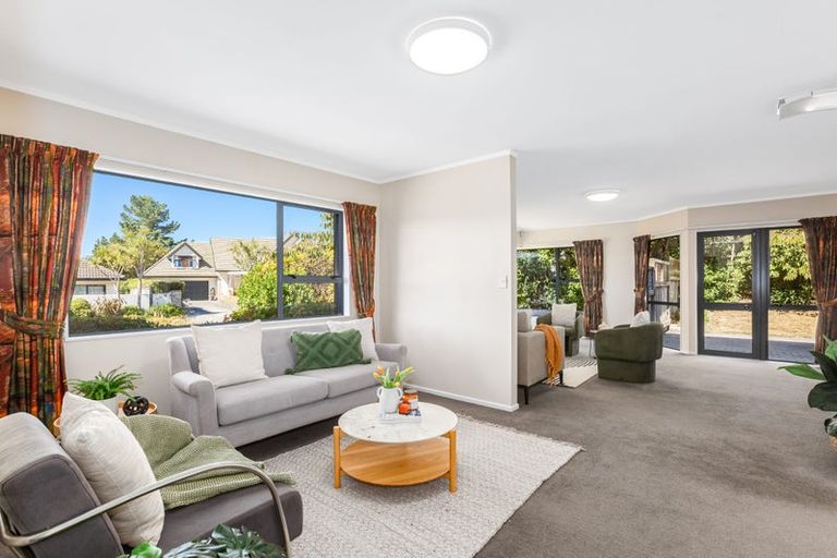 Photo of property in 122 Westchester Drive, Churton Park, Wellington, 6037