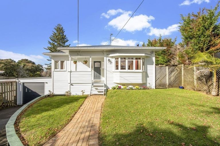 Photo of property in 27 Wattle Street, New Lynn, Auckland, 0600