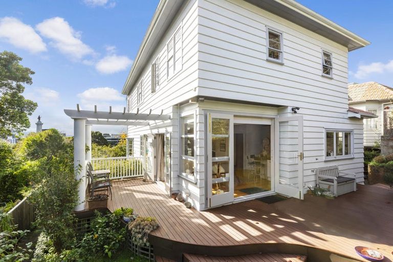 Photo of property in 11 Kinross Street, Kelburn, Wellington, 6012