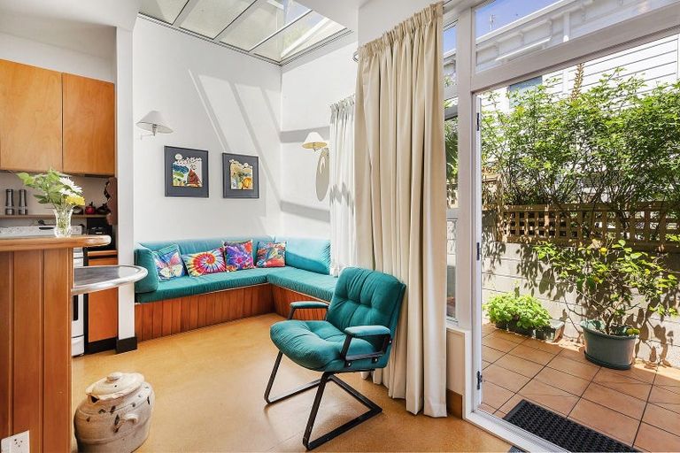 Photo of property in 46 Hawker Street, Mount Victoria, Wellington, 6011