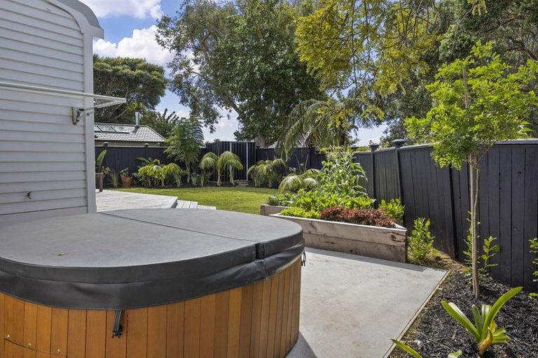 Photo of property in 329 Mangorei Road, Merrilands, New Plymouth, 4312