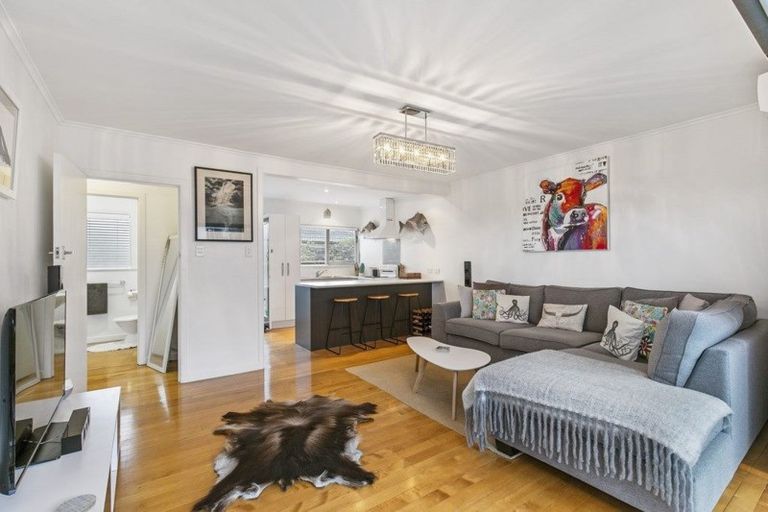 Photo of property in 1/318 Beach Road, Campbells Bay, Auckland, 0630