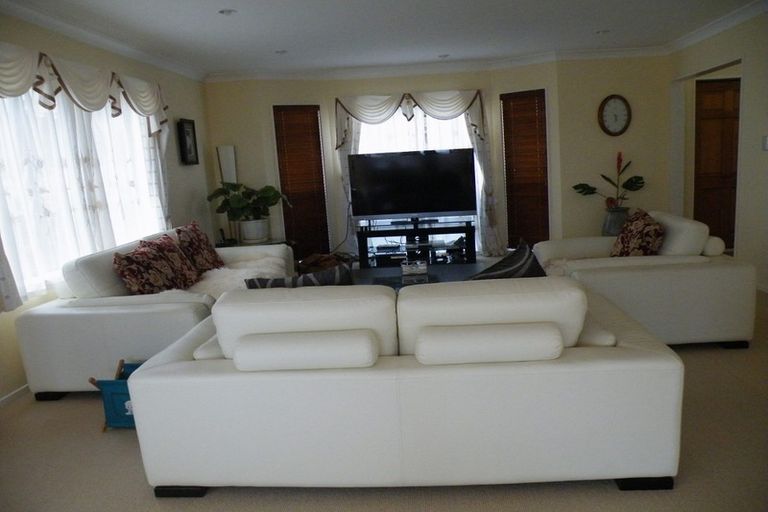 Photo of property in 6 Cricklade Terrace, Windsor Park, Auckland, 0632