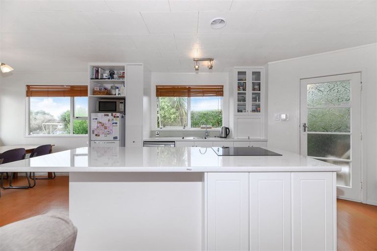 Photo of property in 91 Sunnyside Road, Sunnyvale, Auckland, 0612