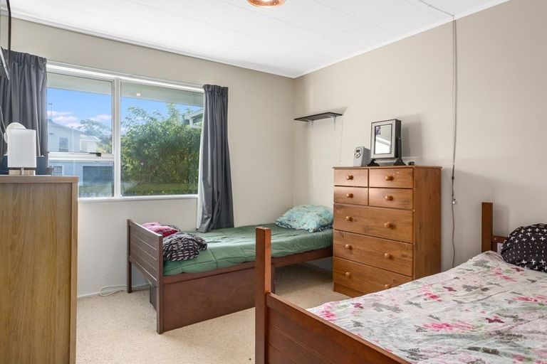 Photo of property in 100 Omapere Street, Whitby, Porirua, 5024