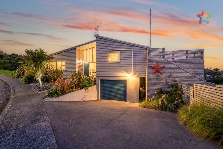 Photo of property in 10 Walnut Way, Maungaraki, Lower Hutt, 5010