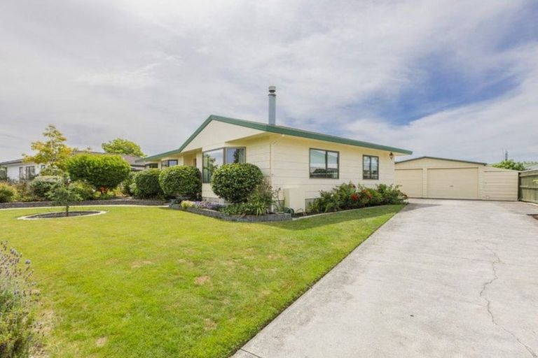Photo of property in 9 Deakin Place, Clive, 4102