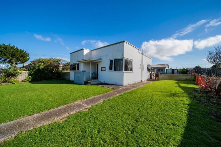 Photo of property in 10 Oxford Street, Patea, 4520