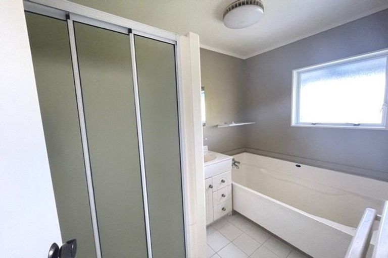 Photo of property in 1 Gosford Drive, Botany Downs, Auckland, 2010