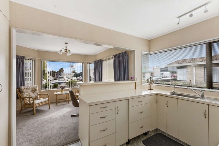 Photo of property in 1/478 Devon Street East, Strandon, New Plymouth, 4312