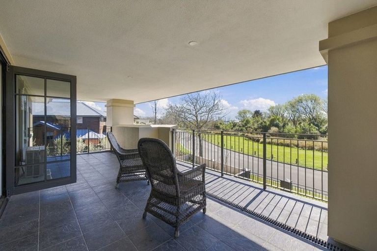 Photo of property in 40 Willowview Drive, Redwood, Christchurch, 8051