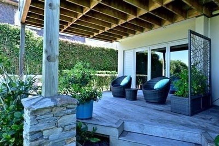 Photo of property in 2/91 Aberdeen Road, Castor Bay, Auckland, 0620