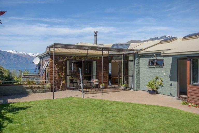 Photo of property in 25 Avalon Crescent, Fernhill, Queenstown, 9300