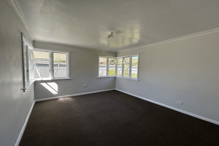 Photo of property in 39 Kawiu Road, Levin, 5510
