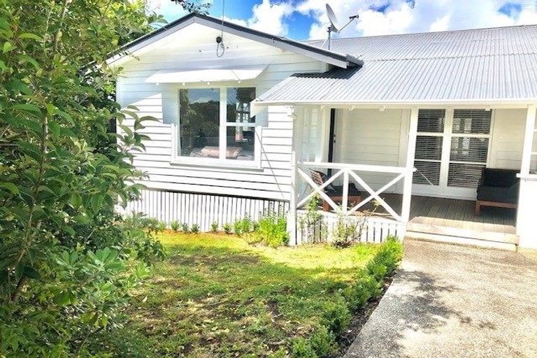 Photo of property in 1/2 East Coast Road, Milford, Auckland, 0620