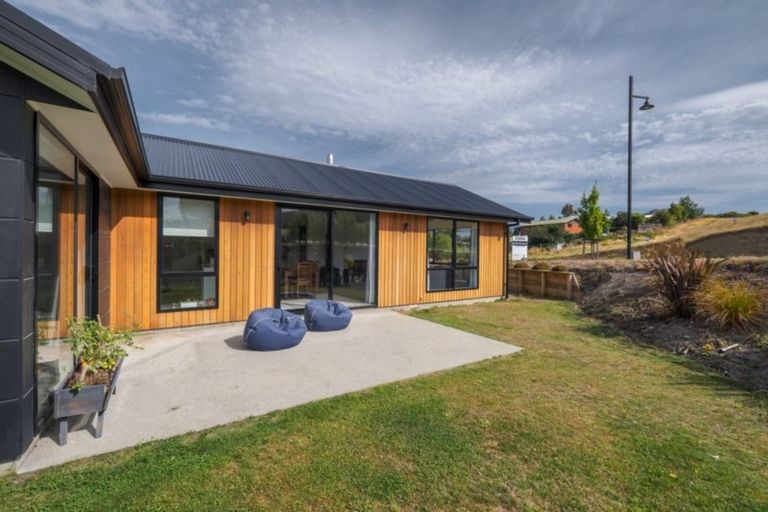 Photo of property in 51 Kirimoko Crescent, Wanaka, 9305