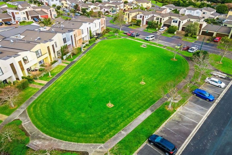 Photo of property in 9 Spalding Rise, Golflands, Auckland, 2013