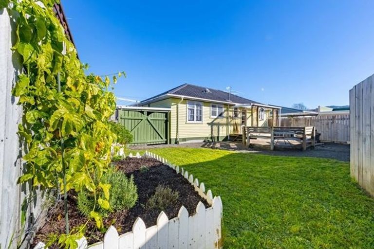 Photo of property in 8 Cole Grove, Wallaceville, Upper Hutt, 5018